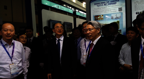 省交通运输厅厅长游庆仲(右)与交通运输部总工程师周伟参观展区 省交通运输厅厅长游庆仲(右)与交通运输部总工程师周伟参观展区
