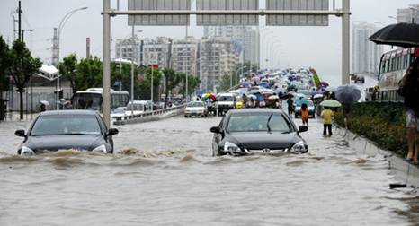 雨天驾驶专题:如何安全通过积水路段