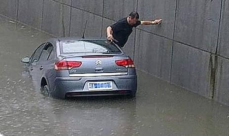 雨天驾驶专题:车辆落水的逃生方法