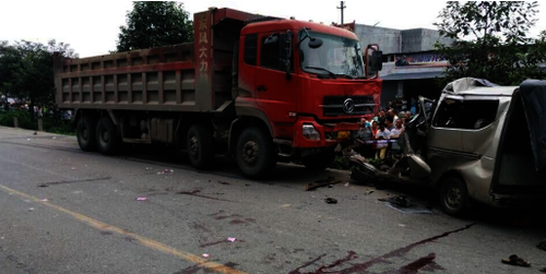 绵竹:大货车逆行撞上面包车