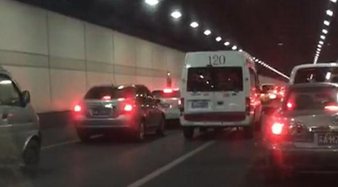 文明驾驶:救护车隧道遇堵车众车让 1