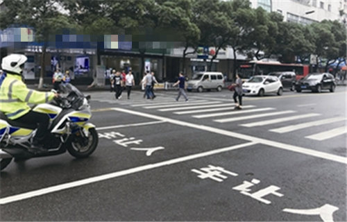 礼让斑马线就是守护生命线 各地对违法“亮剑”-1 礼让斑马线就是守护生命线 各地对违法“亮剑”-1