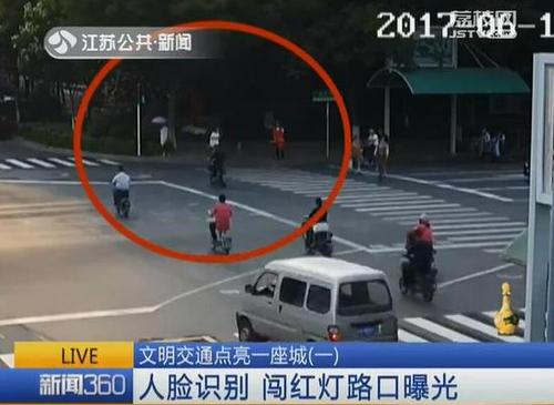 闯红灯立马现身路口大屏 宿迁无人敢闯红灯-1 闯红灯立马现身路口大屏 宿迁无人敢闯红灯-1