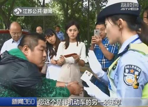 闯红灯立马现身路口大屏 宿迁无人敢闯红灯-7 闯红灯立马现身路口大屏 宿迁无人敢闯红灯-7