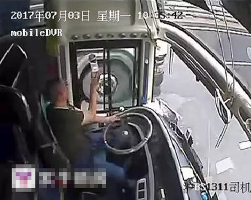 大巴与货车斗气 两司机互扔水杯-2 大巴与货车斗气 两司机互扔水杯-2