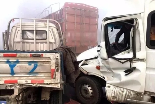 在高速上行车 遇到团雾应该怎么办? 在高速上行车 遇到团雾应该怎么办?