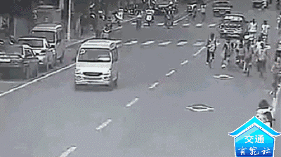 ▲图:驾驶人饮酒后,驾驶肇事车辆撞上骑行人群并冲向路侧 ▲图:驾驶人饮酒后,驾驶肇事车辆撞上骑行人群并冲向路侧
