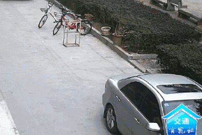 ▲图:车门突然被打开,电动车驾驶人丝毫没有防备 ▲图:车门突然被打开,电动车驾驶人丝毫没有防备